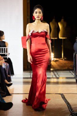 Bangkok, Tayland - 12 Ekim 2019; Model, Tayland Moda Fuarı Geleneksel Ulusal Kostümleri 