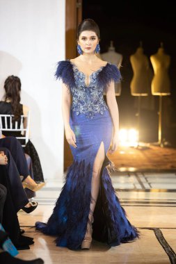 Bangkok, Tayland - 12 Ekim 2019; Model, Tayland Moda Fuarı Geleneksel Ulusal Kostümleri 