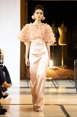 Bangkok, Tayland - 12 Ekim 2019; Model, Tayland Moda Fuarı Geleneksel Ulusal Kostümleri 