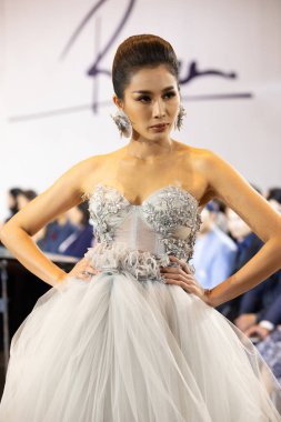 Bangkok, Tayland - 12 Ekim 2019; Model, Tayland Moda Fuarı Geleneksel Ulusal Kostümleri 