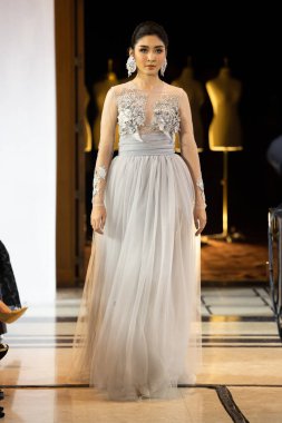 Bangkok, Tayland - 12 Ekim 2019; Model, Tayland Moda Fuarı Geleneksel Ulusal Kostümleri 