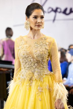 Bangkok, Tayland - 12 Ekim 2019; Model, Tayland Moda Fuarı Geleneksel Ulusal Kostümleri 