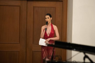 Bangkok, Tayland - 12 Ekim 2019; Model, Tayland Moda Fuarı Geleneksel Ulusal Kostümleri 