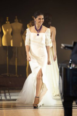 Bangkok, Tayland - 12 Ekim 2019; Model, Tayland Moda Fuarı Geleneksel Ulusal Kostümleri 