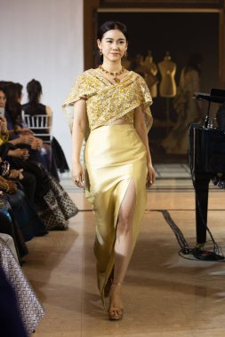 Bangkok, Tayland - 12 Ekim 2019; Model, Tayland Moda Fuarı Geleneksel Ulusal Kostümleri 