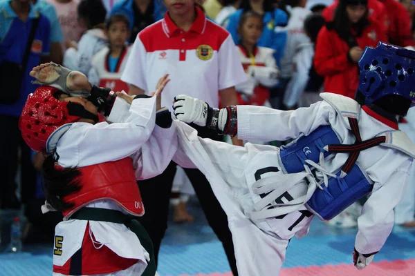 泰国曼谷 2019年7月27日 体育活动被命名为2019年跆拳道国际锦标赛英雄 青少年体育运动员在假设大学的竞赛中奋斗不息 — 图库照片