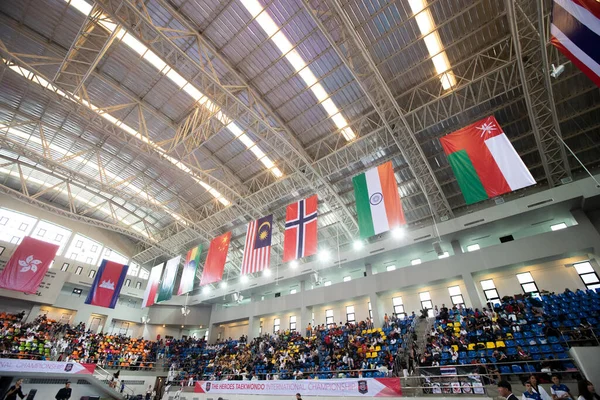 タイのバンコク 2019年7月27日 スポーツイベントはHeroes Taekwondo International Championship 2019と名付けられました スポーツ選手と観客は 仮定大学で複数の国旗を持つ体育館に座る — ストック写真