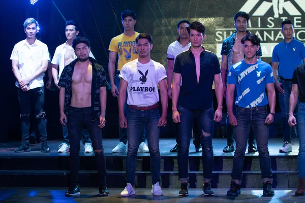泰国曼谷 2019年8月28日 亚洲男子比赛被命名为超级泰国2019年先生 出席在Suan Lum Night Bazaar酒店举行的时装秀的帅哥参赛者 — 图库照片