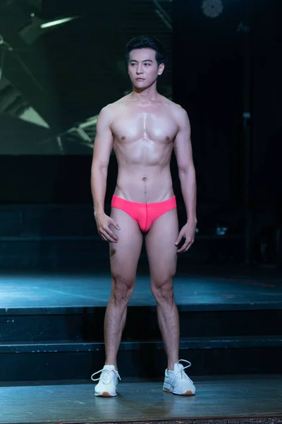 バンコク 8月28 2019 アジア男コンテスト名ミスター スプラナショナル タイランド2019 ハンサムなコンテスト現在のファッションショーで水着でスアンラムナイトバザールホテル — ストック写真