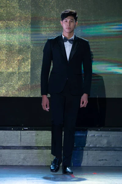 バンコク 8月28 2019 アジアの男コンテストは ミスター スプラナショナル タイランド2019という名前の ハンサムなコンテストは サンラムナイトバザールホテルで正式なスーツのドレスで現在のファッションショー — ストック写真