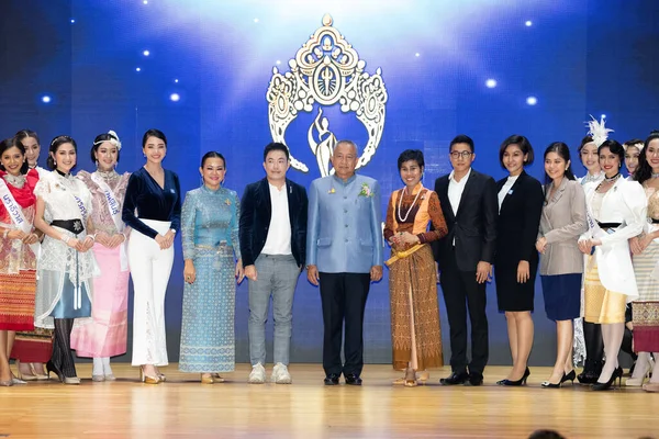 2019 2019 태국어 의상을 아름다운 참가자들 Rama Vachiraut College — 스톡 사진