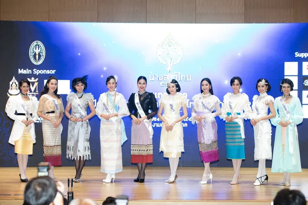 Bangkok, Tayland - 11 Eylül 2019; Tayland Güzeli 2019, Renkli Tayland İpek Geleneksel Kral Rama 6 'da Güzel Yarışmacılar Vachiravut Koleji' nde Moda Gösterisini sunar.