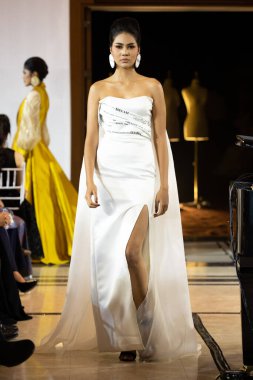 Bangkok, Tayland - 12 Ekim 2019; Model, Tayland Moda Fuarı Geleneksel Ulusal Kostümleri 