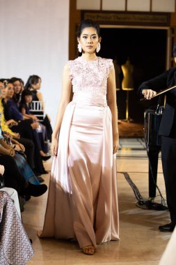 Bangkok, Tayland - 12 Ekim 2019; Model, Tayland Moda Fuarı Geleneksel Ulusal Kostümleri 