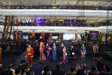 Phitsanulok, Tayland - 20 Ocak 2018; Tayland Moda Show of Thai Silk 
