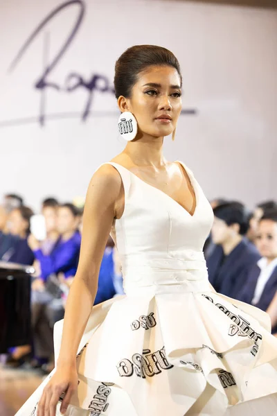 Bangkok Tailândia Outubro 2019 Modele Caminha Desfile Moda Traje Nacional — Fotografia de Stock