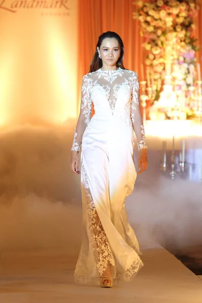 Бангкок Таиланд Апреля 2018 Года Модель Прогуливается Дефиле Свадебного Платья — стоковое фото