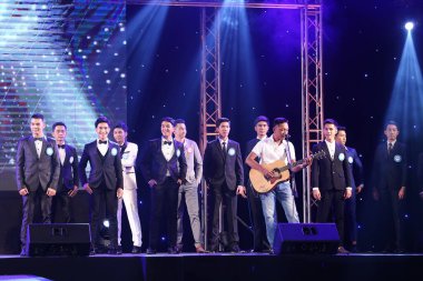 Udonthani, Tayland; 25 Mayıs 2018 - Güzellik Yarışması Erkek Yarışmacıları, Sponsor ve Jüri tarafından 