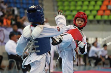 Bangkok, Tayland - 1 Temmuz 2018: Birçok ülkeden tekvando sporcusu, 4. Kahramanlar Tekvando Uluslararası Şampiyonası 'nın maçında Au Stadyumu' nda birlikte mücadele ediyor.