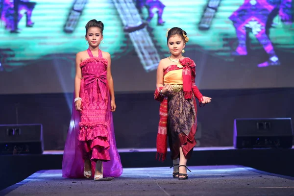 Udonthani Thailandia Maggio 2018 Bambini Camminano Come Sfilata Moda Sul — Foto Stock