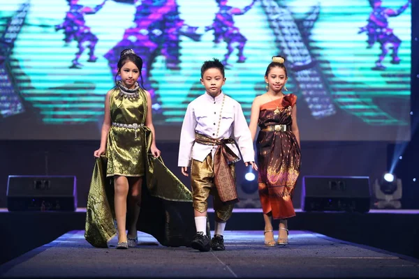泰国Udonthani 2018年5月27日 儿童作为时装秀在中央大厅的 泰国之星2018电子沙恩先生 的最后舞台上行走 — 图库照片