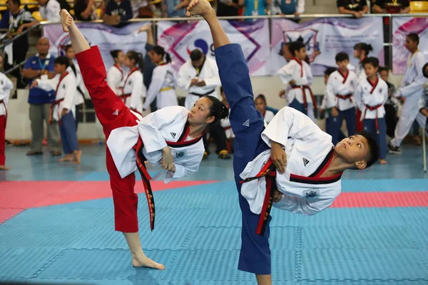 泰国曼谷 2018年7月1日 跆拳道练习者在Au Stadium举办的第四届跆拳道国际锦标赛 4Th Heroes Taekwondo International Championship 上做自由式Poomsae — 图库照片