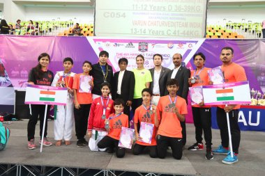 Bangkok, Tayland - 1 Temmuz 2018: Birçok ülkeden tekvando sporcusu, 4. Kahramanlar Tekvando Uluslararası Şampiyonası 'nın maçında Au Stadyumu' nda birlikte mücadele ediyor.