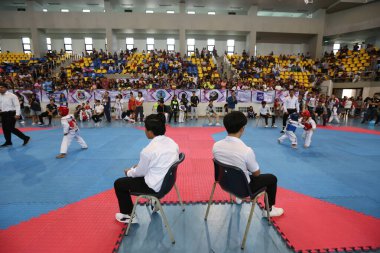 Bangkok, Tayland - 30 Haziran. 2018: Hakimler, Au Stadyumu 'nda düzenlenen 4. Kahramanlar Tekvando Şampiyonası' nın dövüş maçını değerlendiriyor ve izliyor.