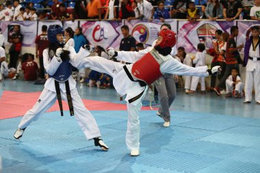 Bangkok, Tayland - 30 Haziran 2018: Birçok ülkeden tekvando sporcusu, 4. Kahramanlar Tekvando Uluslararası Şampiyonası 'nın maçında Au Stadyumu' nda birlikte mücadele ediyor.