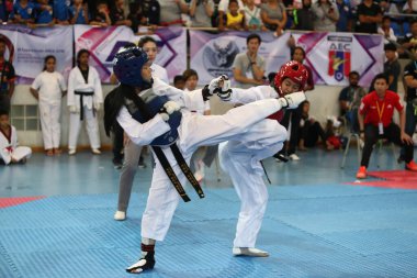 Bangkok, Tayland - 30 Haziran 2018: Birçok ülkeden tekvando sporcusu, 4. Kahramanlar Tekvando Uluslararası Şampiyonası 'nın maçında Au Stadyumu' nda birlikte mücadele ediyor.