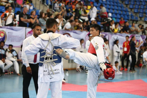 Bangkok Tailândia Junho 2018 Taekwondo Atleta Teste Azul Vermelho Batendo — Fotografia de Stock