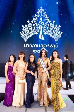 Bangkok, Tayland - 13 Haziran 2019; Miss Universe Thailand 2019, Renkli Tayland İpek Geleneksel Kostümleri Yarışmacıları Kamp 'ın ilk gününde saygılarını sunmak için