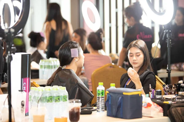 Udonthani Tailândia Julho 2019 Make Artist Apply Cosmetic Beautiful Contestants — Fotografia de Stock