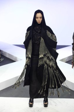 Bangkok, Tayland - 29 Mayıs 2017; Bangkok Üniversitesi, Moda Tasarım Tezini Emquartier Mağazası 'nda 