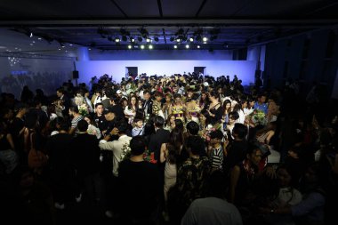 Bangkok, Tayland - 29 Mayıs 2017; Bangkok Üniversitesi, Moda Tasarım Tezini Emquartier Mağazası 'nda 