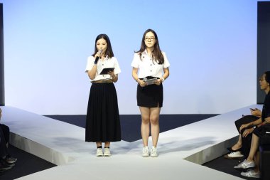 Bangkok, Tayland - 29 Mayıs 2017; Bangkok Üniversitesi, Moda Tasarım Tezini Emquartier Mağazası 'nda 