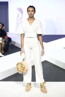 Bangkok, Tayland - 29 Mayıs 2017; Bangkok Üniversitesi, Moda Tasarım Tezini Emquartier Mağazası 'nda 