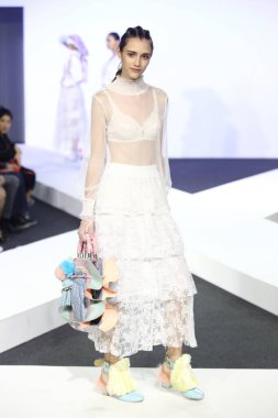 Bangkok, Tayland - 29 Mayıs 2017; Bangkok Üniversitesi, Moda Tasarım Tezini Emquartier Mağazası 'nda 