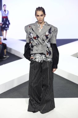 Bangkok, Tayland - 29 Mayıs 2017; Bangkok Üniversitesi, Moda Tasarım Tezini Emquartier Mağazası 'nda 