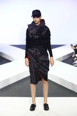 Bangkok, Tayland - 29 Mayıs 2017; Bangkok Üniversitesi, Moda Tasarım Tezini Emquartier Mağazası 'nda 