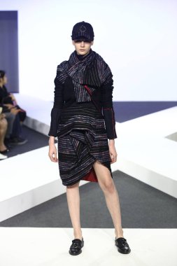 Bangkok, Tayland - 29 Mayıs 2017; Bangkok Üniversitesi, Moda Tasarım Tezini Emquartier Mağazası 'nda 