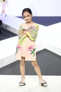 Bangkok, Tayland - 29 Mayıs 2017; Bangkok Üniversitesi, Moda Tasarım Tezini Emquartier Mağazası 'nda 