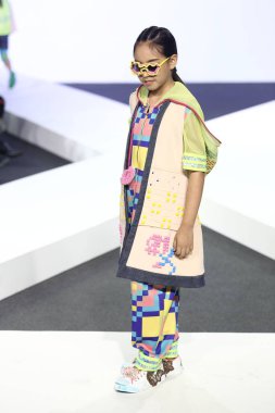 Bangkok, Tayland - 29 Mayıs 2017; Bangkok Üniversitesi, Moda Tasarım Tezini Emquartier Mağazası 'nda 