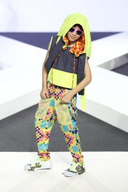 Bangkok, Tayland - 29 Mayıs 2017; Bangkok Üniversitesi, Moda Tasarım Tezini Emquartier Mağazası 'nda 