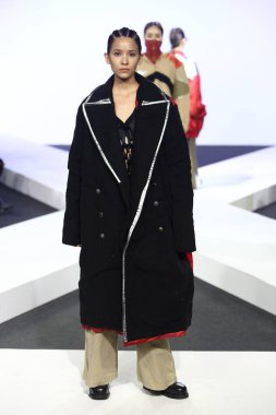 Bangkok, Tayland - 29 Mayıs 2017; Bangkok Üniversitesi, Moda Tasarım Tezini Emquartier Mağazası 'nda 