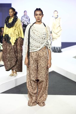 Bangkok, Tayland - 29 Mayıs 2017; Bangkok Üniversitesi, Moda Tasarım Tezini Emquartier Mağazası 'nda 