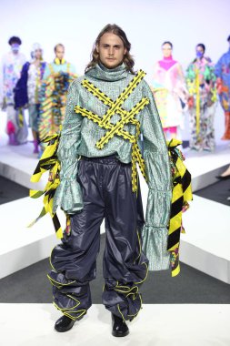 Bangkok, Tayland - 29 Mayıs 2017; Bangkok Üniversitesi, Moda Tasarım Tezini Emquartier Mağazası 'nda 