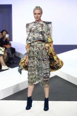 Bangkok, Tayland - 29 Mayıs 2017; Bangkok Üniversitesi, Moda Tasarım Tezini Emquartier Mağazası 'nda 