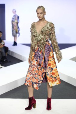 Bangkok, Tayland - 29 Mayıs 2017; Bangkok Üniversitesi, Moda Tasarım Tezini Emquartier Mağazası 'nda 