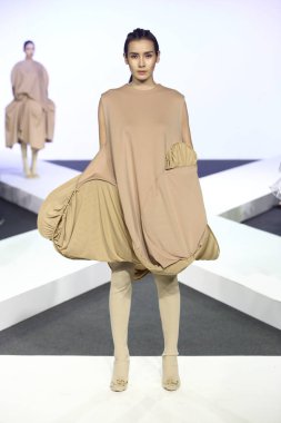 Bangkok, Tayland - 29 Mayıs 2017; Bangkok Üniversitesi, Moda Tasarım Tezini Emquartier Mağazası 'nda 